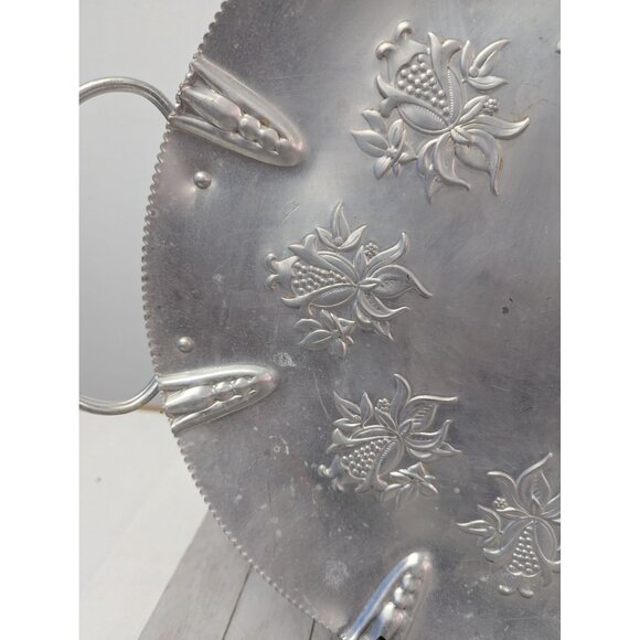 Vintage Hammered Aluminum Serving Tray Round Scalloped Border Twist Handles - Picture 2 of 6